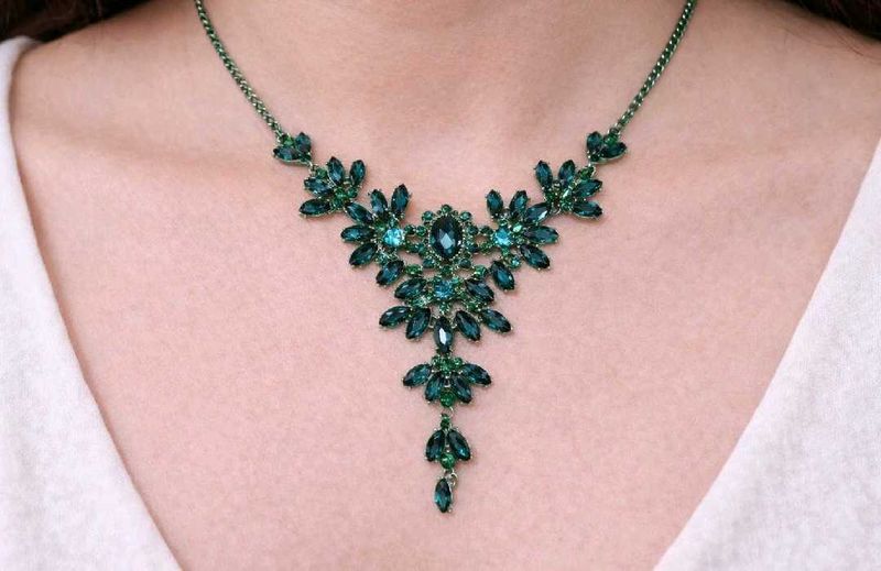 Stunning Emerald Green Crystal Necklace