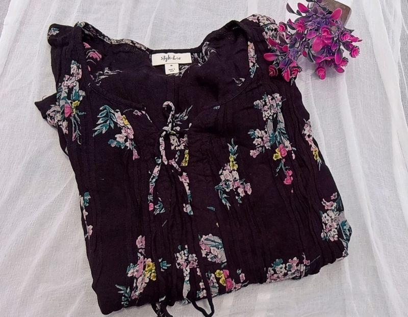 Black Floral Top 🛍️🖤