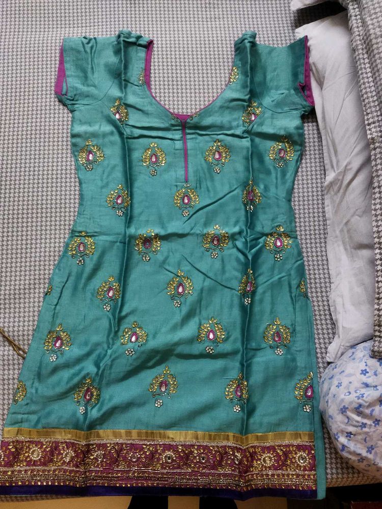 Selling Silk Salwar Kameez Chunni In ₹1000