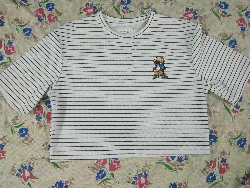 croped white tshirt