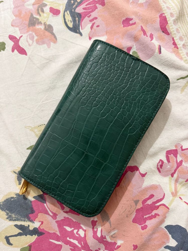 Aldo clutch