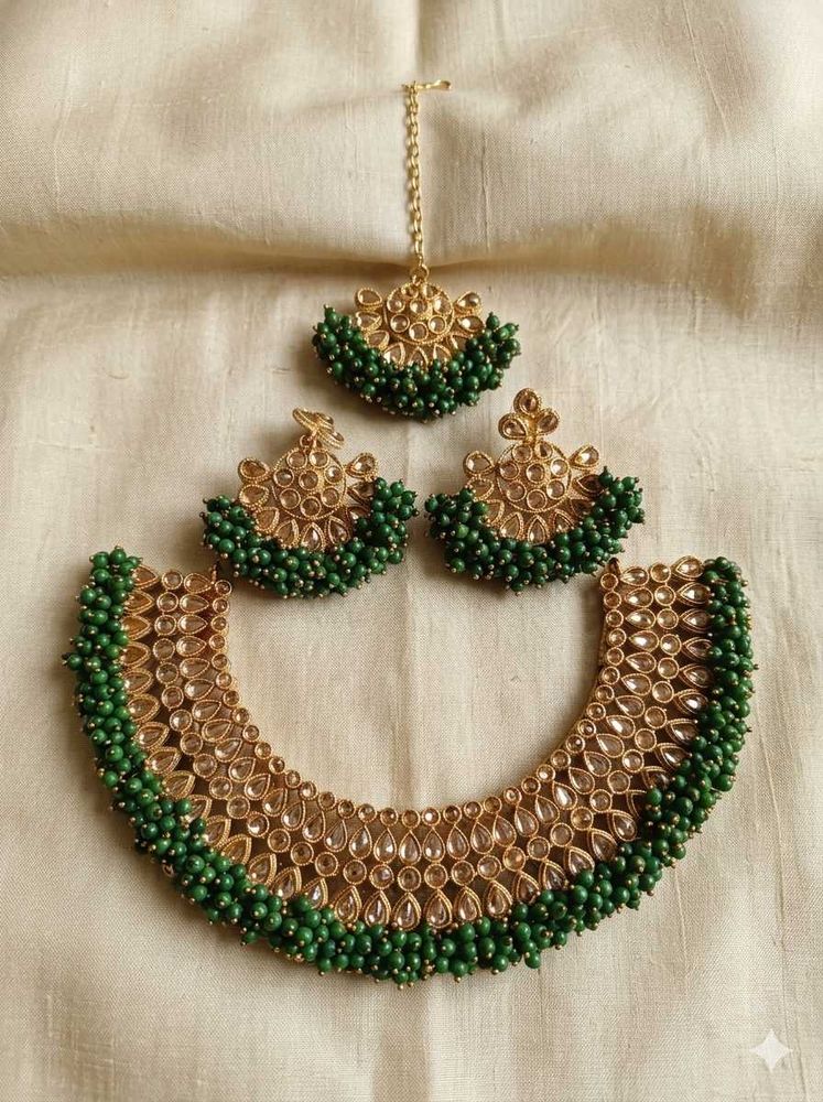 Stunning Kundan &amp; Green Bead Jewelry Set