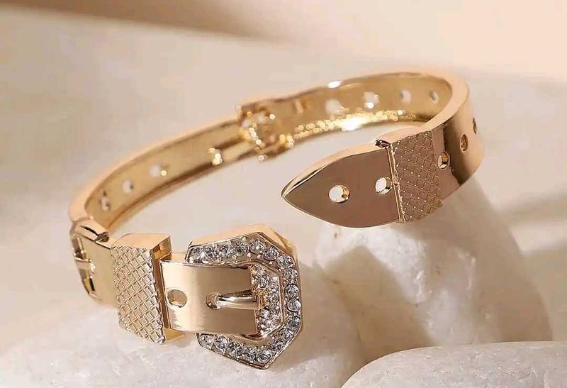 Elegant Gold Buckle Bracelet