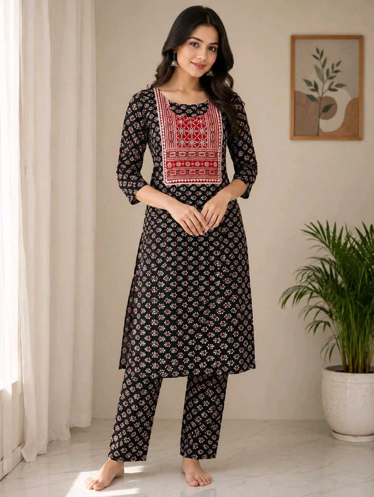 Elegant Black &amp; Red Printed Kurta Set