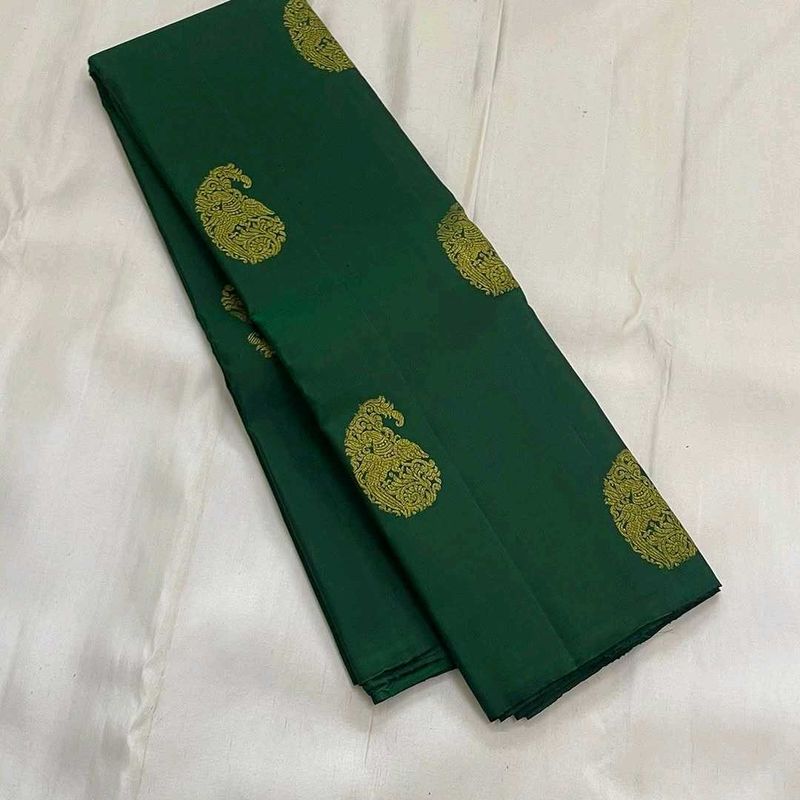 Elegant Green Saree with Paisley Motif