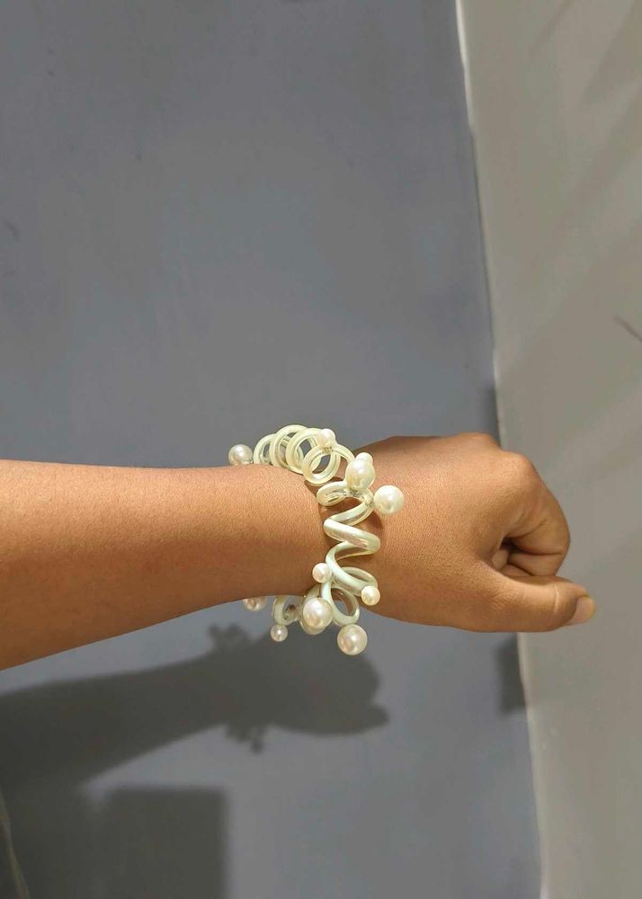 Elegant Pearl Swirl Bracelet