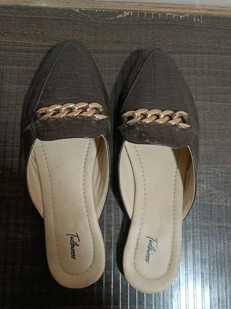 Stylish Chain leather design footwear