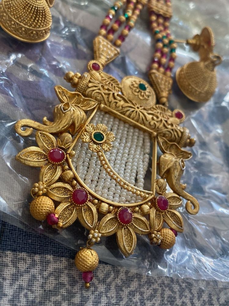 Exquisite Gold-Plated Necklace with Pearls &amp; Ruby