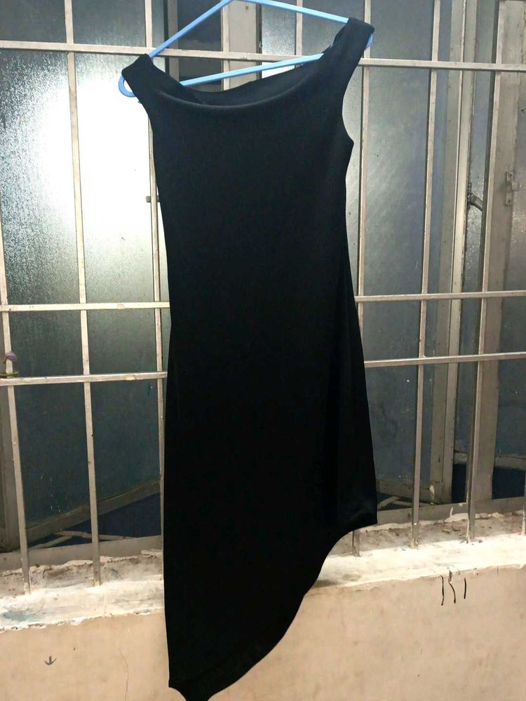 black sleeveless dress