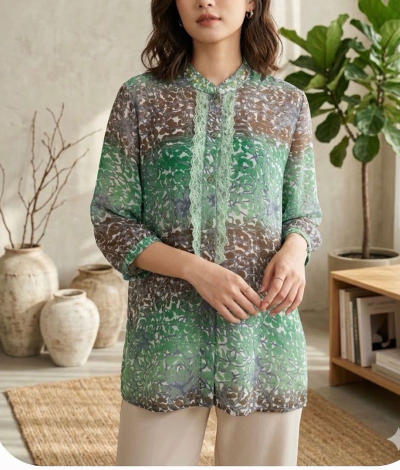 Chic Printed top with Lace Detail