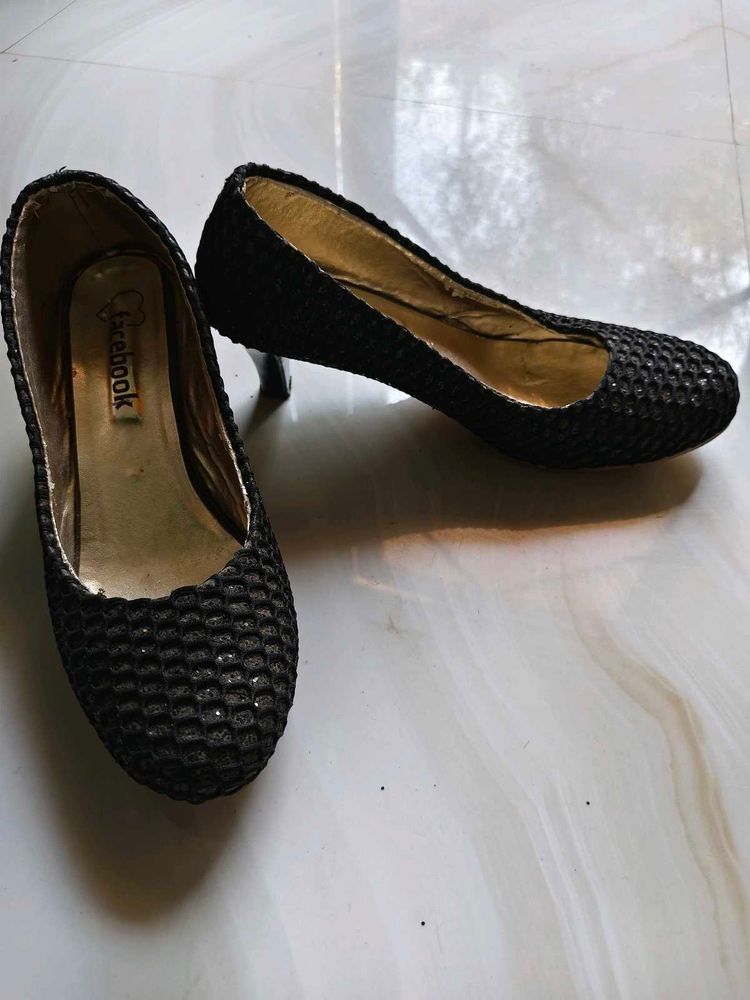 Chic Black Textured Heels