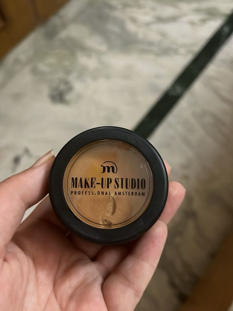 Make-Up Studio Foundation