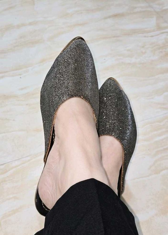 "shiny grey pointed toe jutti "