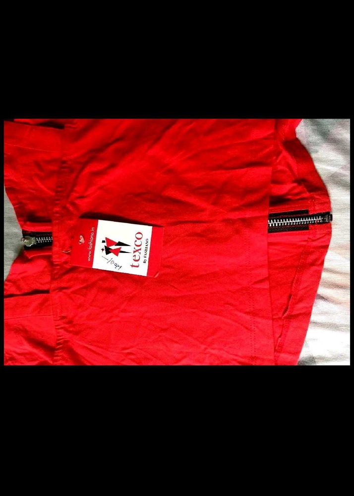 Red Zip Detail topm