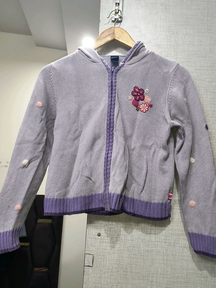 Beautiful Sweater With Cap And Zip