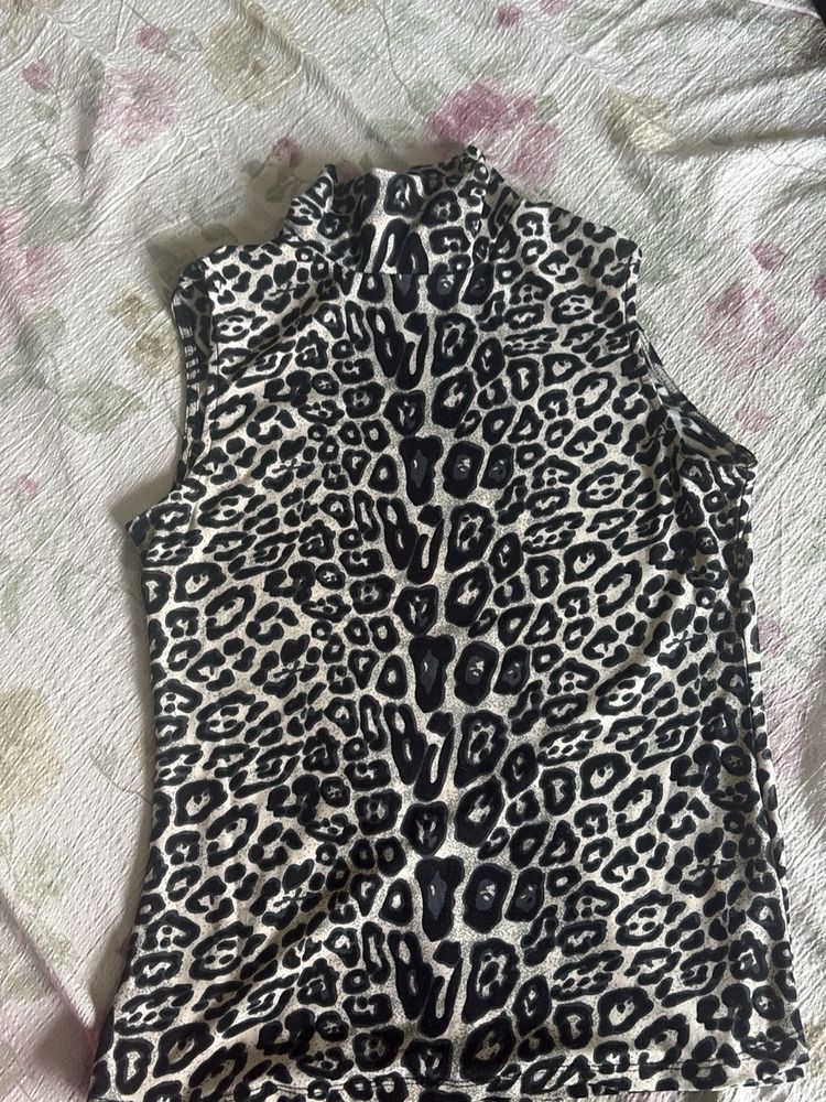 Sleeveless Leopard Print Turtleneck Top