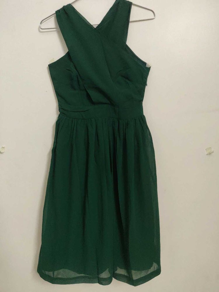 Elegant Emerald Green Criss-Cross Dress