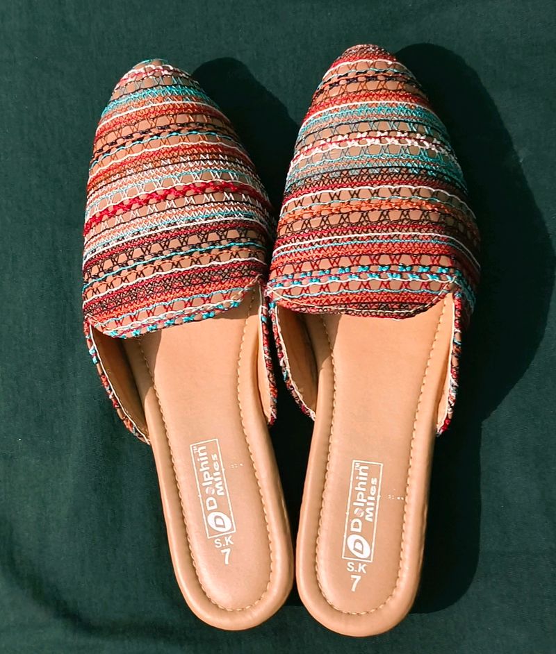 Women Embroided Fabulous Juttis/Mojaris 👠