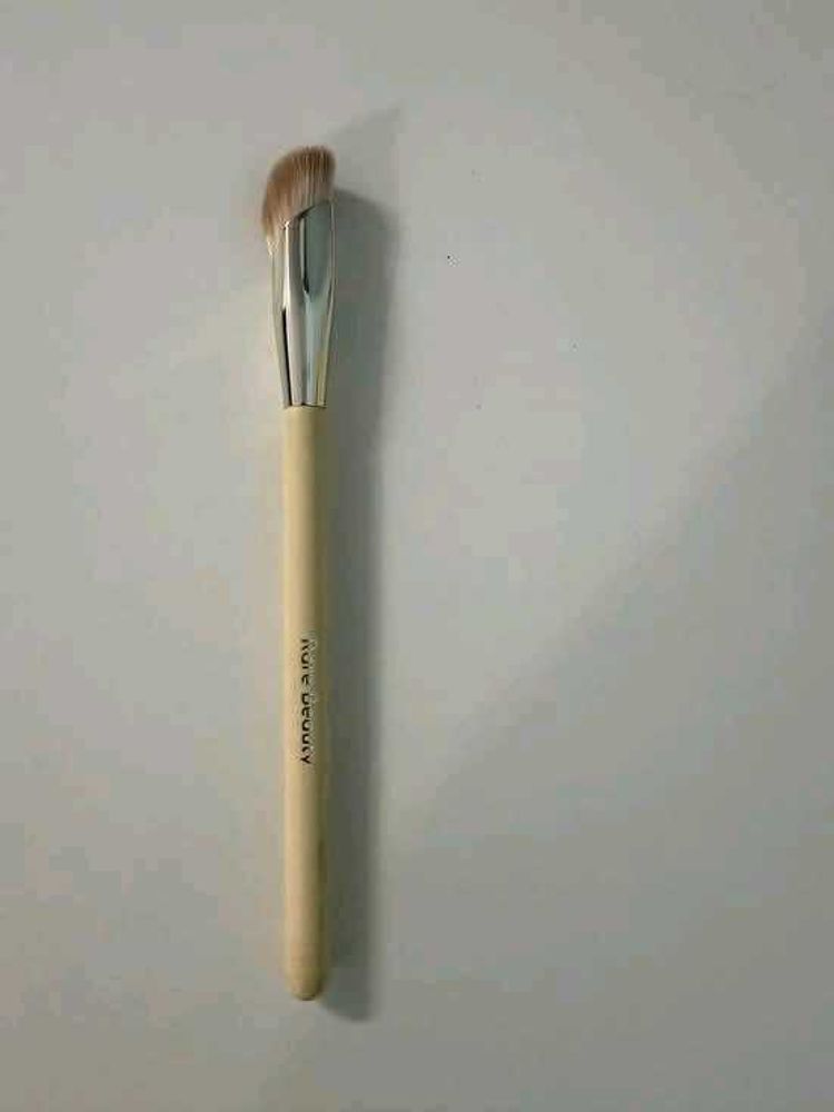 Rare Beauty concealer Brush