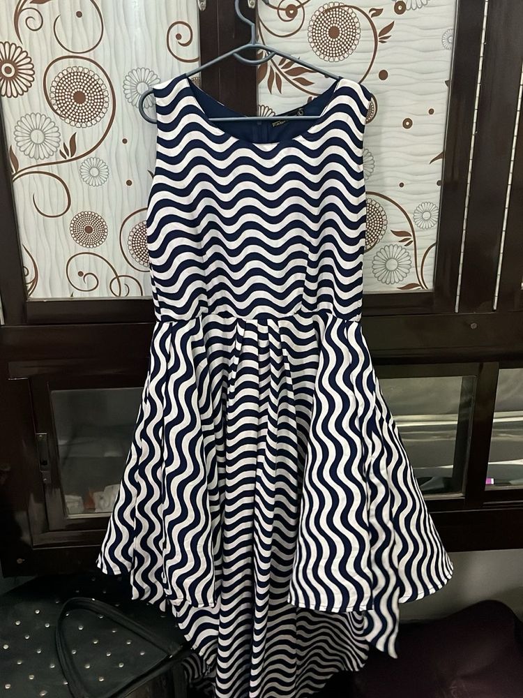 Chic Navy &amp; White Wavy Print Dress