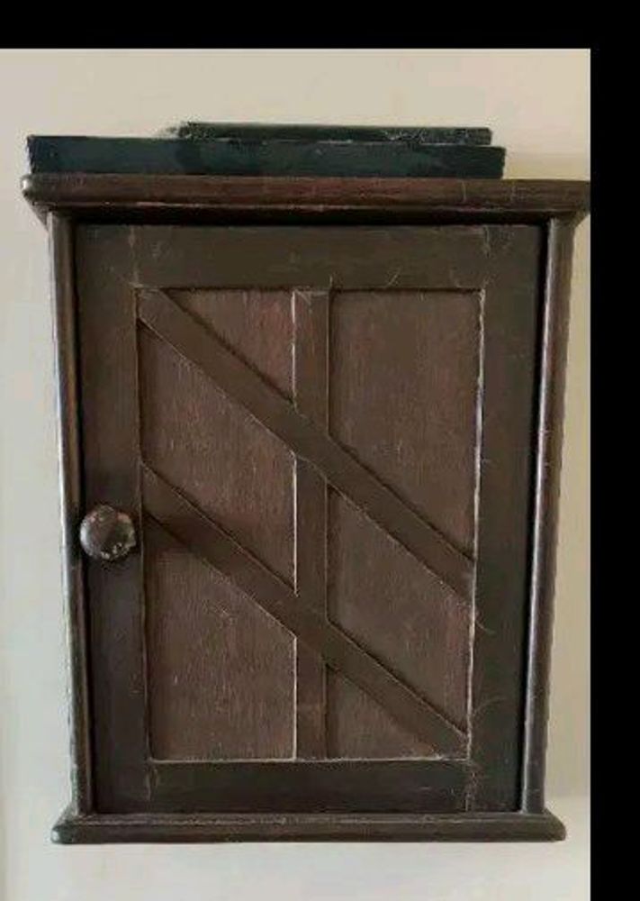 Wooden box to hold and organize keys