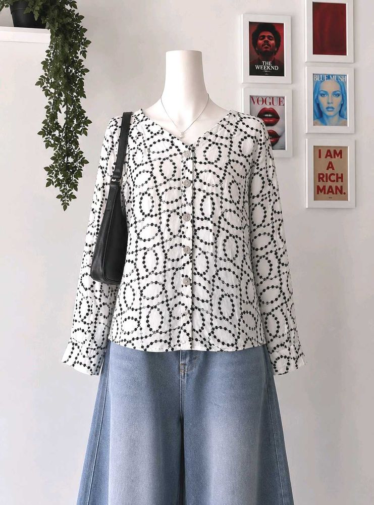 Stylish White &amp; Black Patterned Blouse
