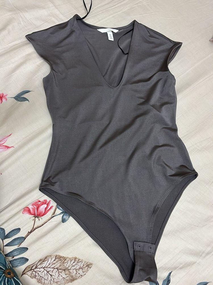 Sleek V-Neck Cap Sleeve Bodysuit
