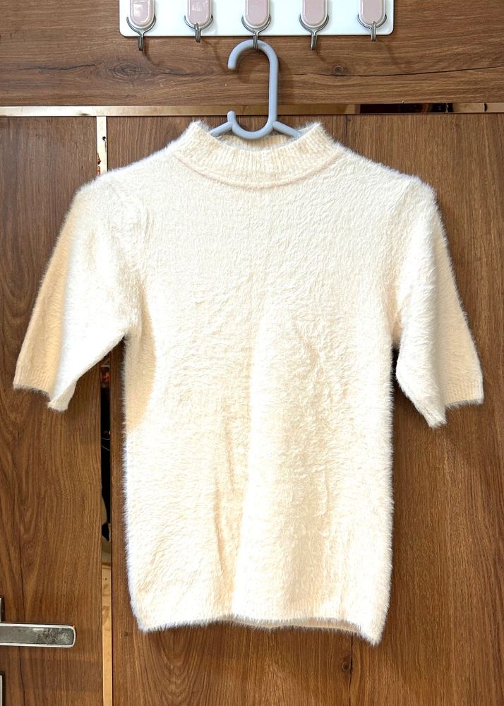 Turtle-neck beige woollen sweater T-shirt