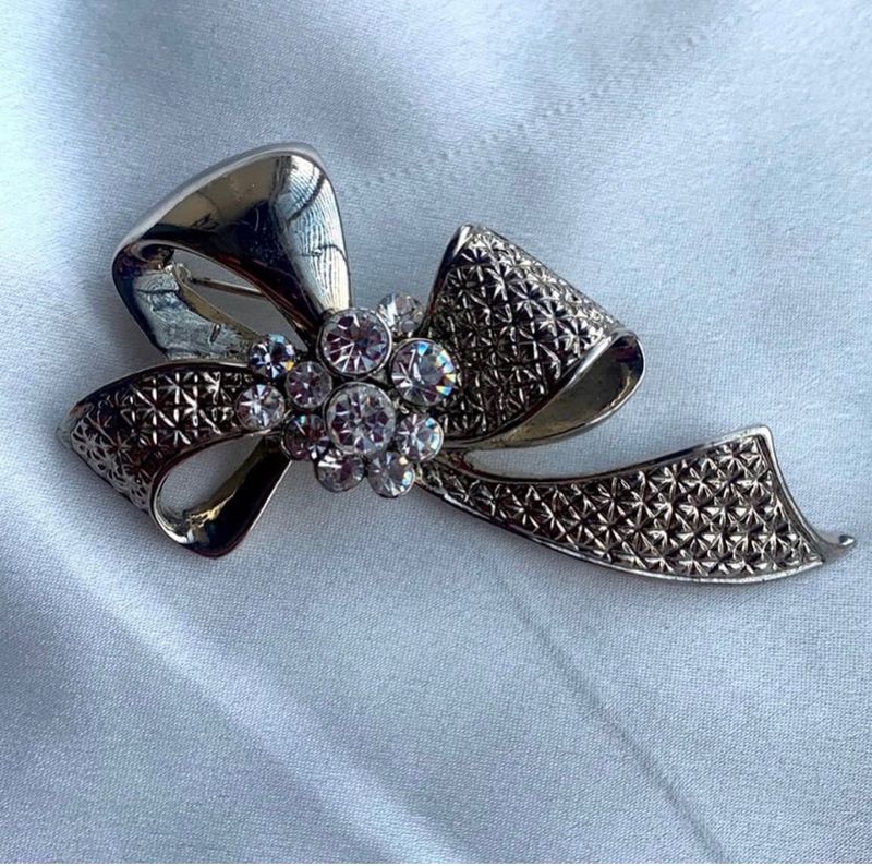 Artificial Diamond ♦️ Brooch