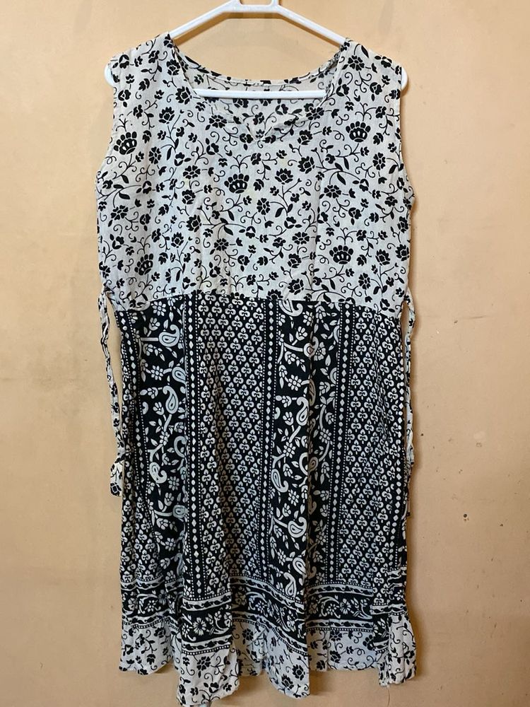 Stylish Black &amp; White Floral Print Gown