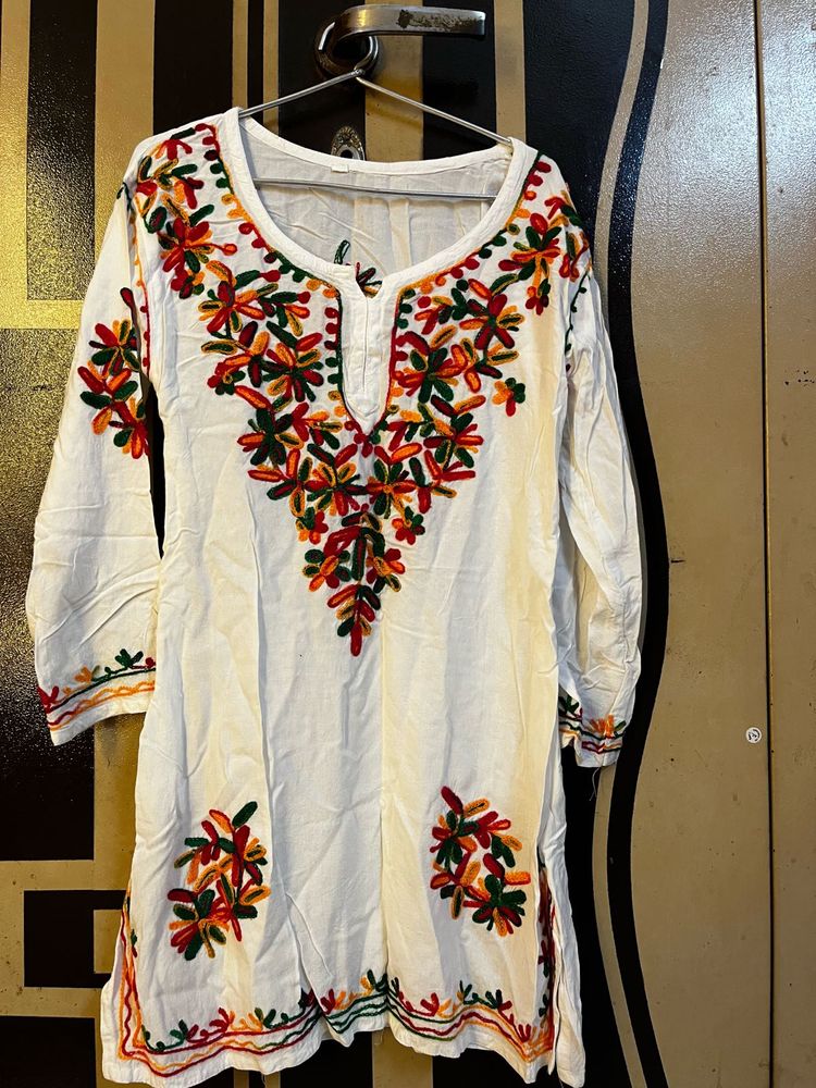 White Embroidered Ethnic Kurta 🌿🌸