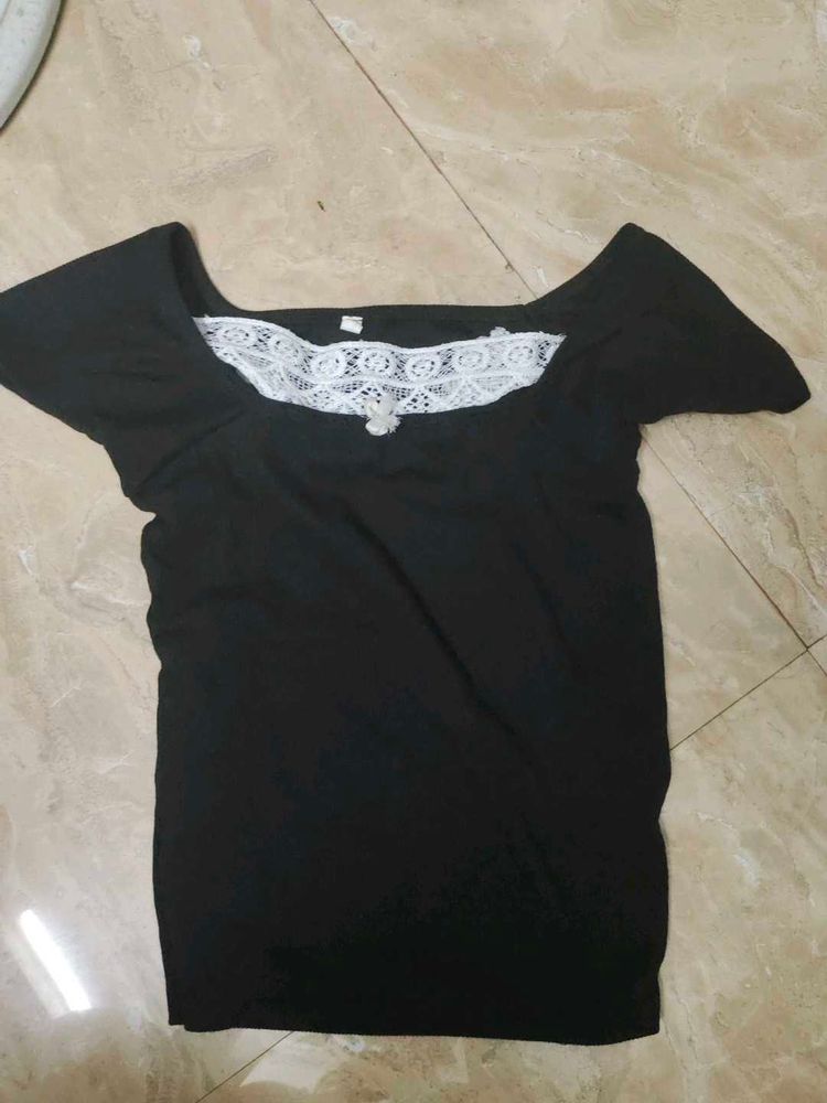 Black vintage lacy top 🤩