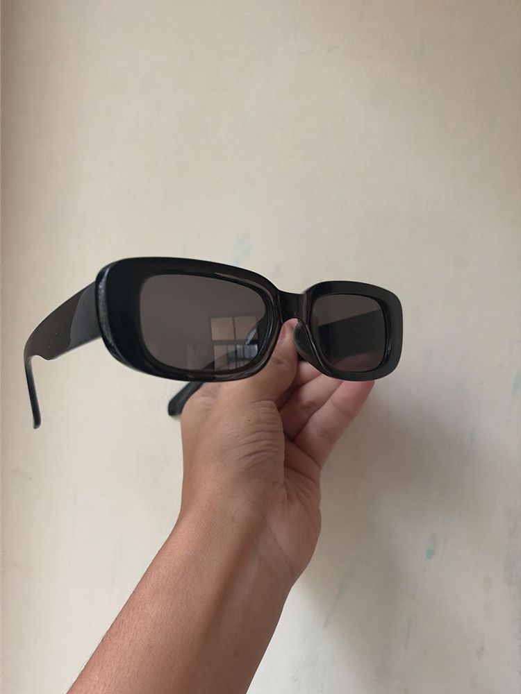 Chic Black Rectangular Sunglasses