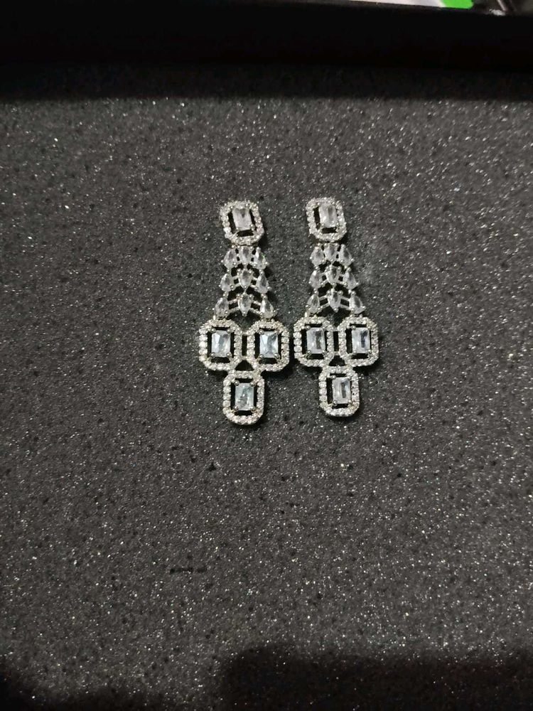 brand new, Elegant Studded Dangle Earrings