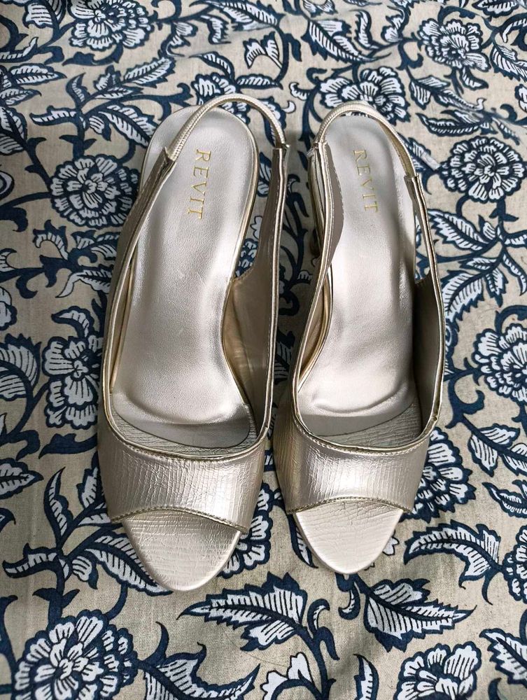 Elegant Gold Slingback Heels