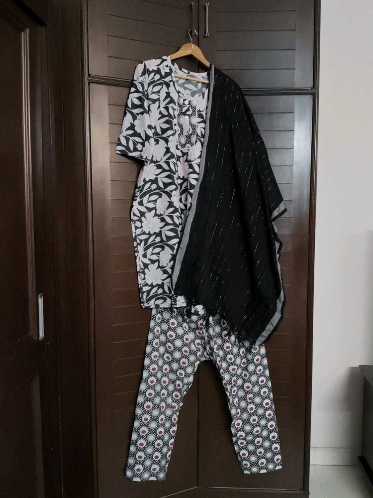 Black White Floral Print Kurta Set with Dupatta