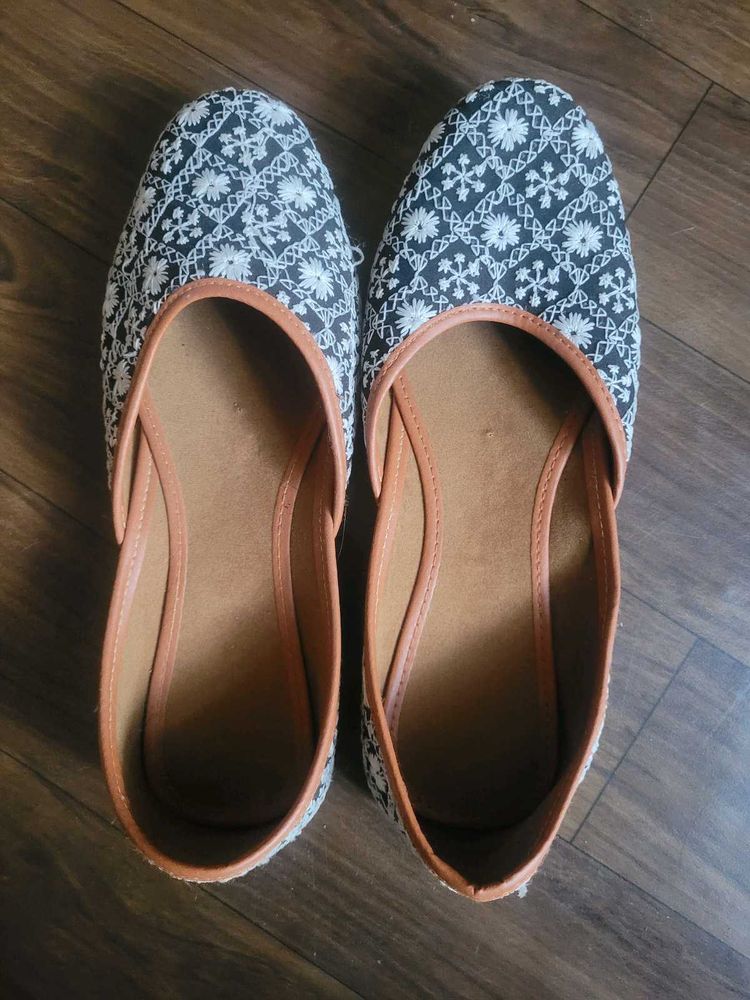 Embroidered Juttis