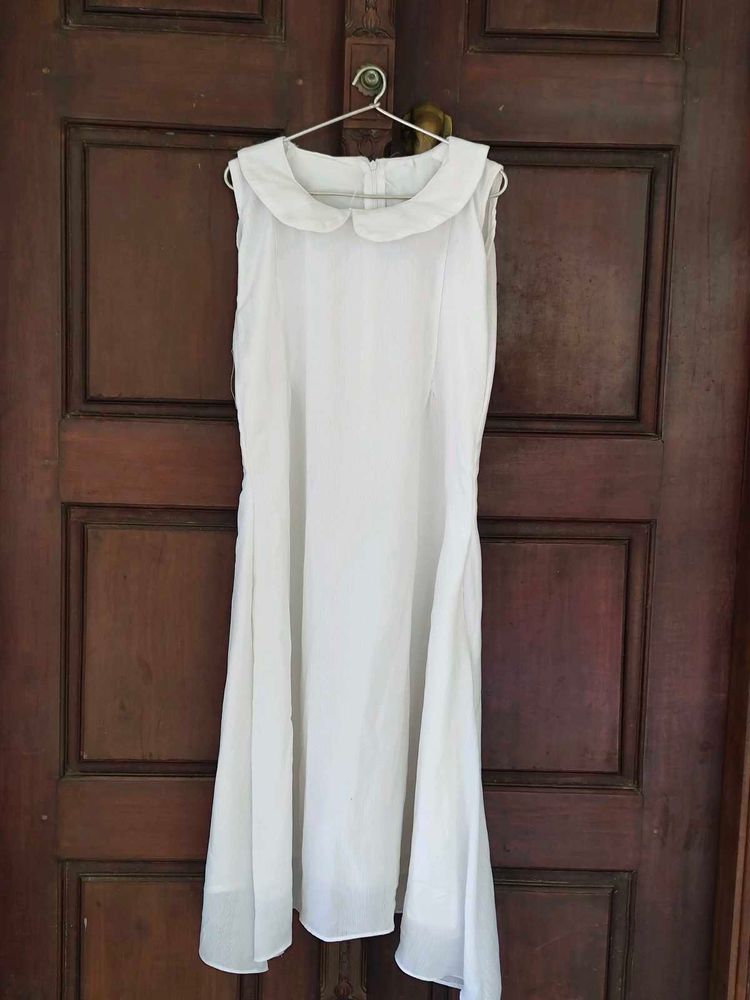Elegant White Sleeveless Dress