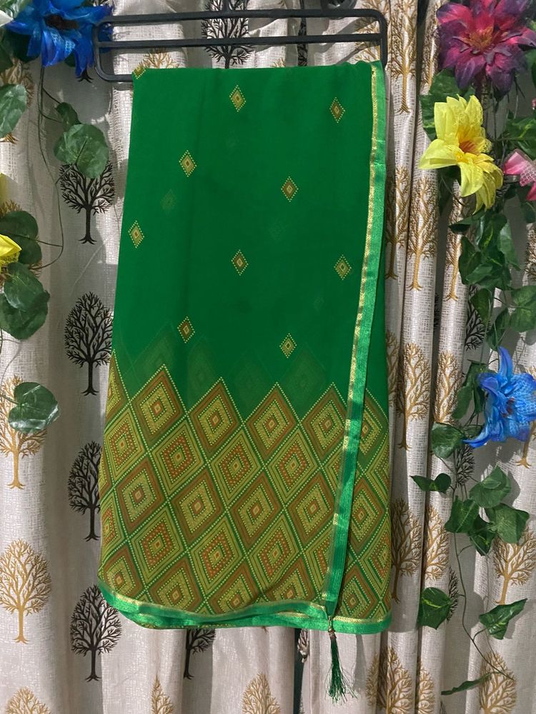Elegant Green Saree with Geometric Pattern