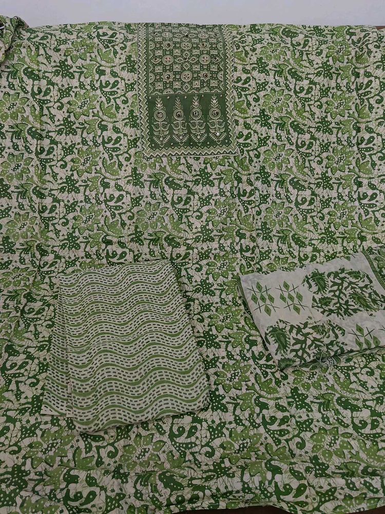 Elegant Green &amp; White Ethnic Kurta Set