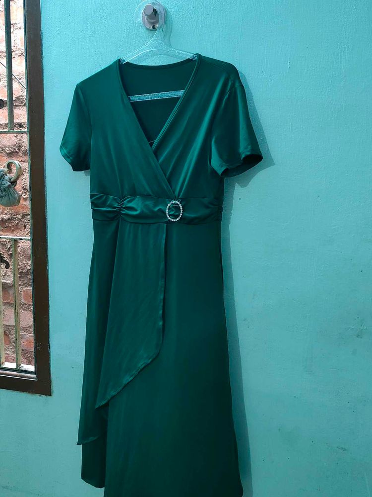 Elegant Emerald Green V-Neck Dress