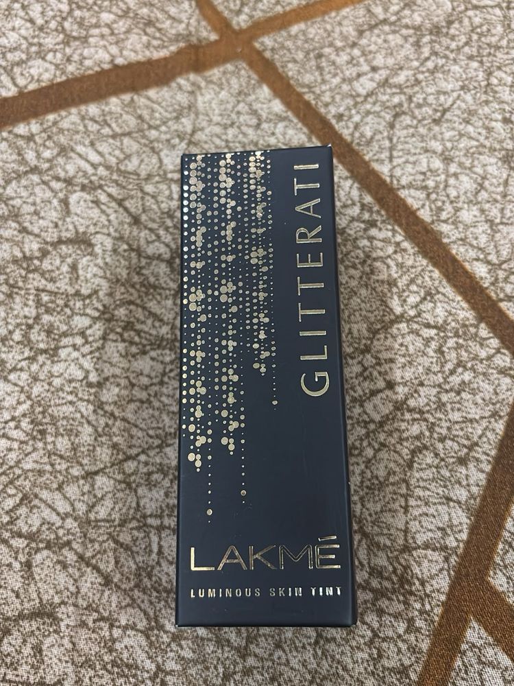 Lakme Glitterati Luminous Skin Tint