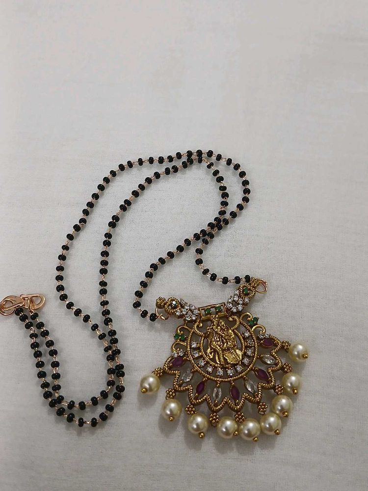 Exquisite Gold Pendant Mangalsutra