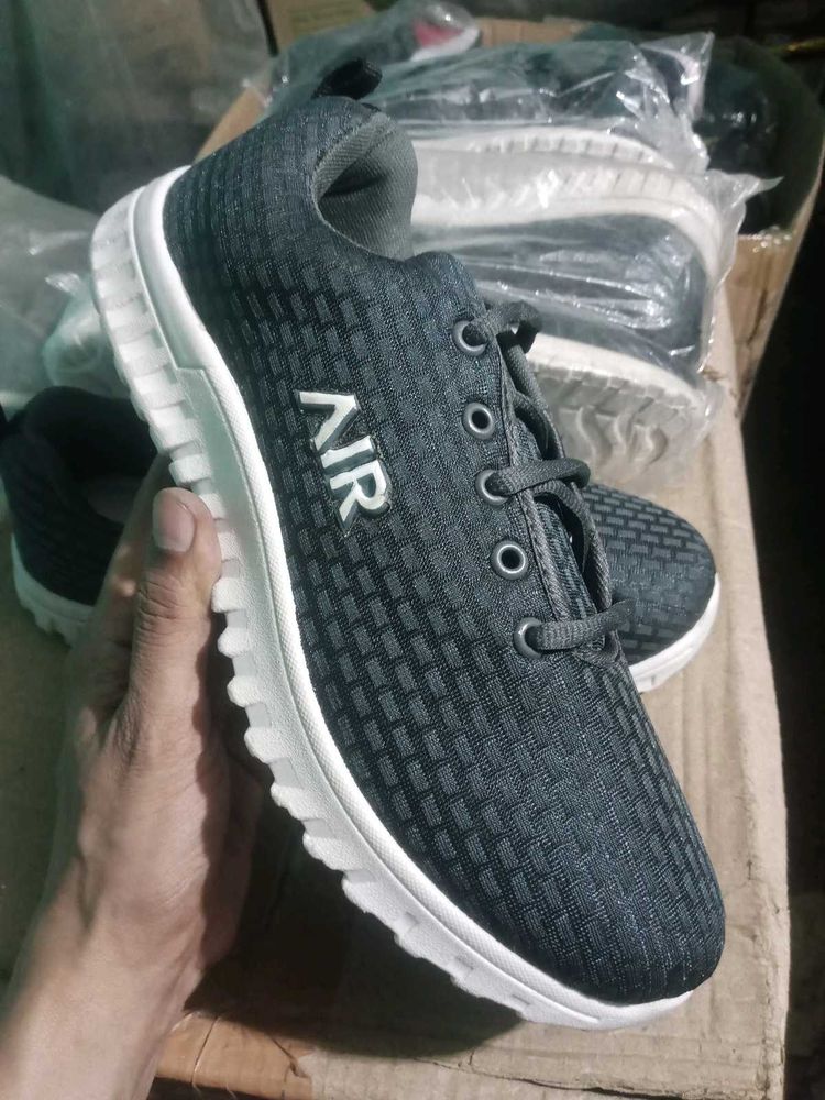 NEW NO USED SPORTS SHOES FOR MAN,