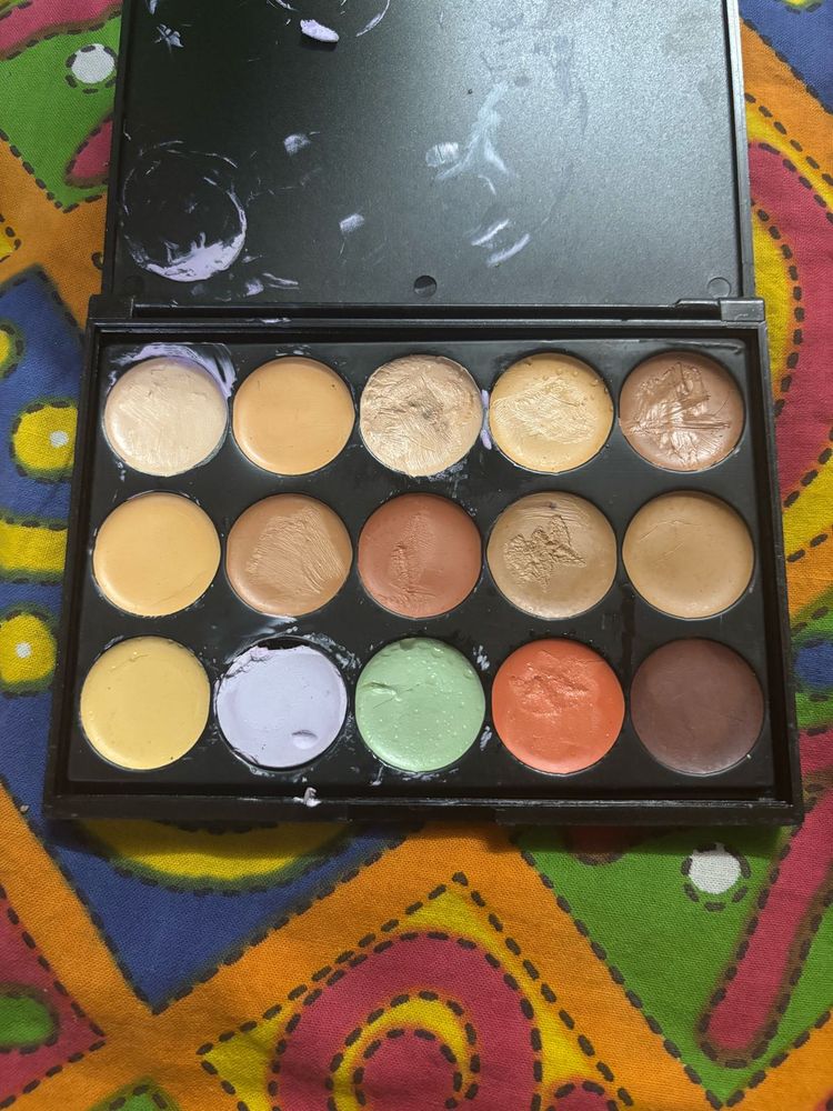Corrector/foundation palette &amp; white eyeli