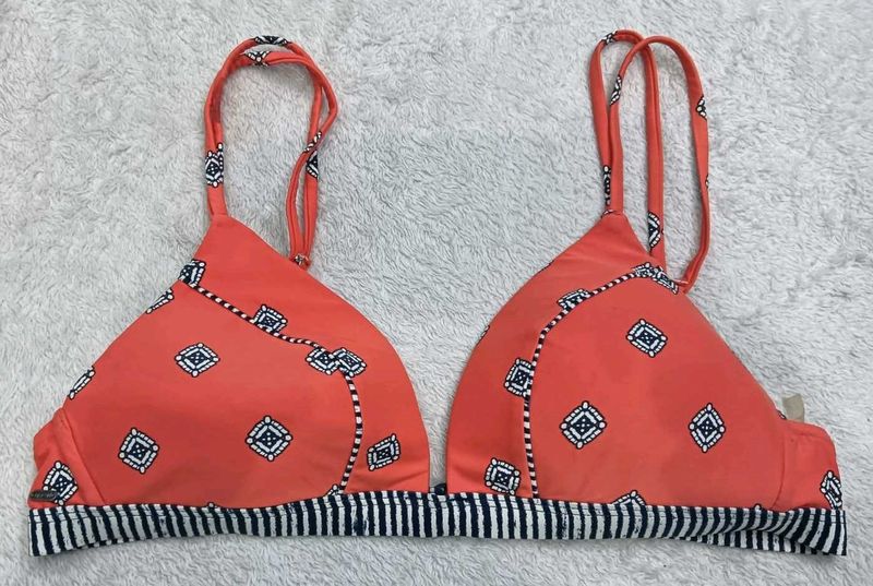 Coral Patterned Bikini Top 🇦🇨