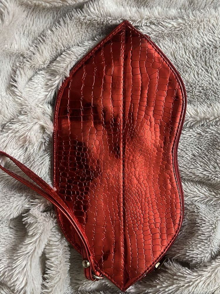 Lip shape pouch