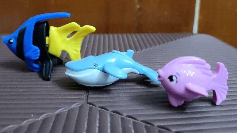 3 kinderjoy fish toys