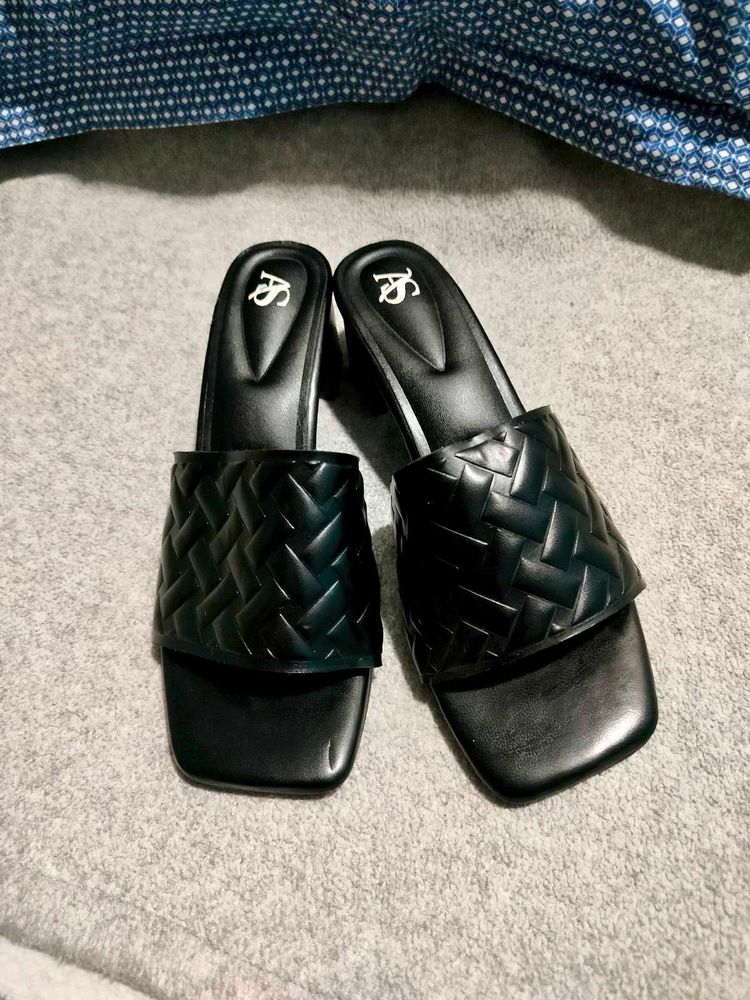 Chic Black Quilted Slides