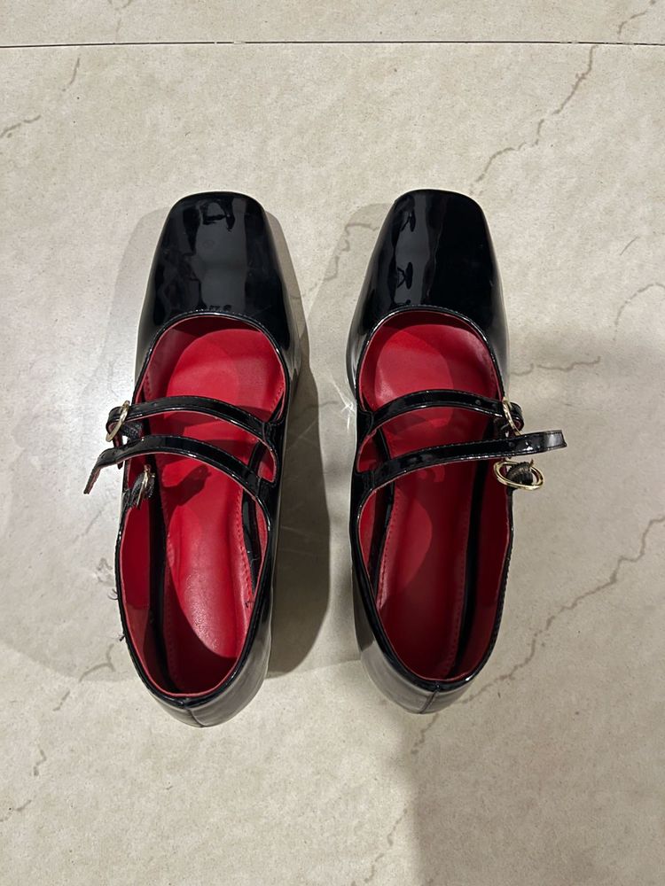 (kelly rear window)Chic Mary Jane heels